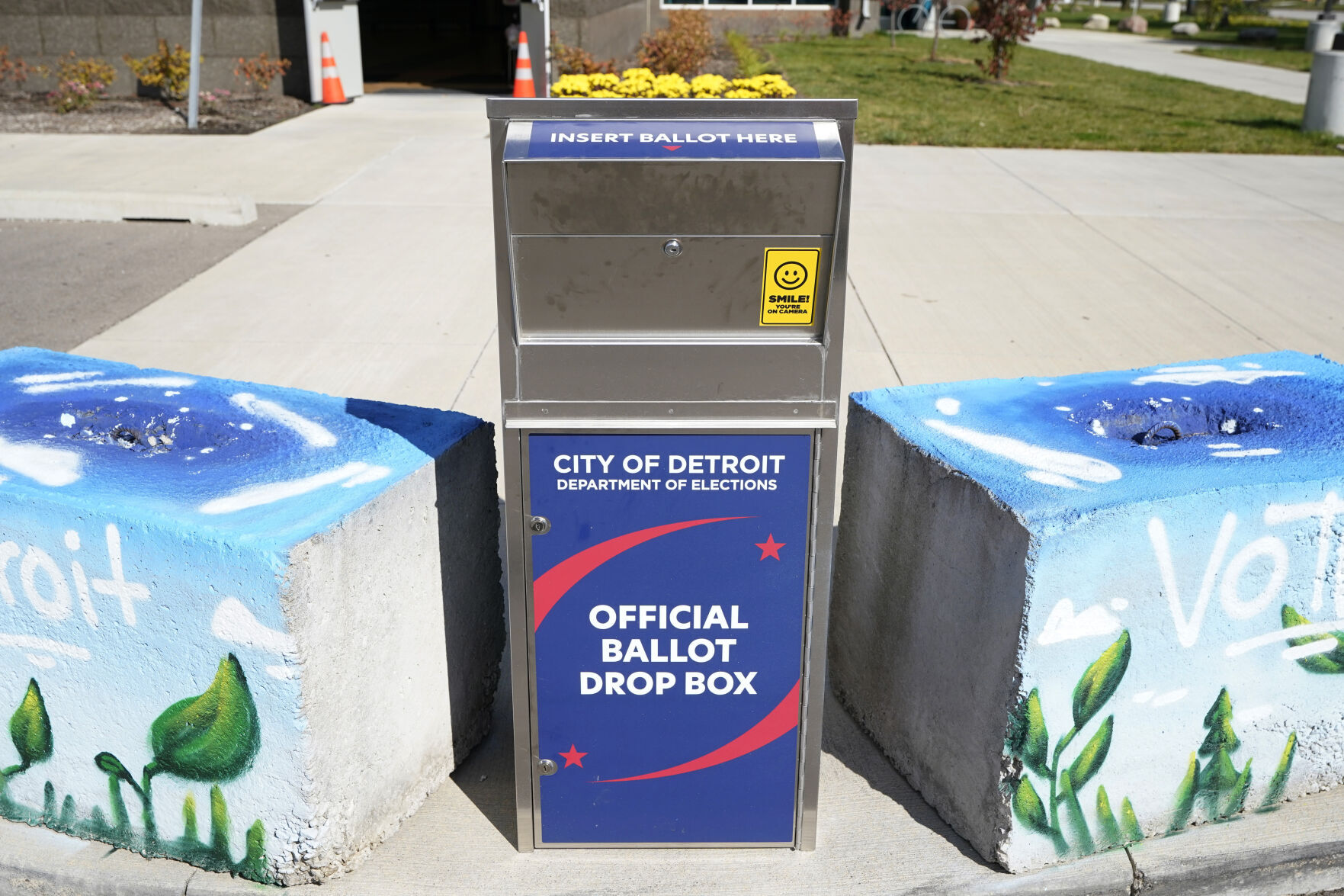 Posts mislead on signatures, ‘large bags’ at Detroit ballot counting site